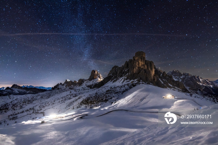 意大利多洛米蒂Cortina dAmpezzo附近的高山山口Passo Giau的星空冬夜