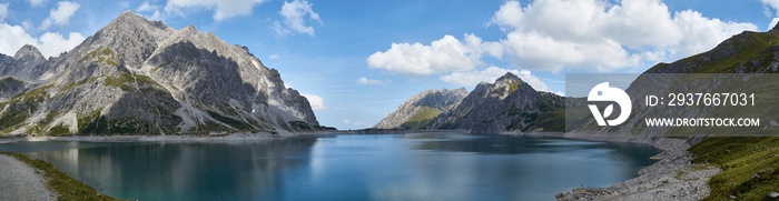 Panorama vom türkis-blauen Lünersee in Österreich Vorarlberg