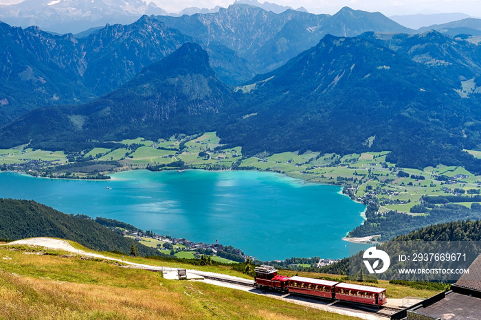 Schafbergbergbahn über Wolfgangsee und Sankt Wolfgang im Salzkammergut, Alpen, Österreich