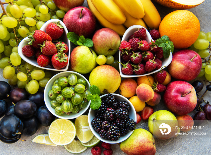 新鲜的夏季水果和浆果