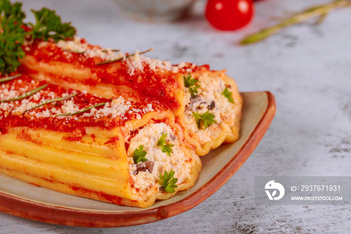意大利意大利卷饼配意大利乳清干酪和番茄酱。特写。