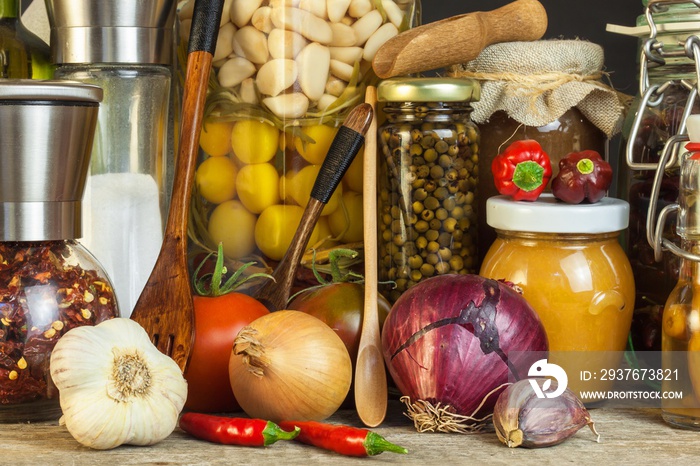 餐桌和烹饪材料。蔬菜和厨房工具。健康食品食谱。广告