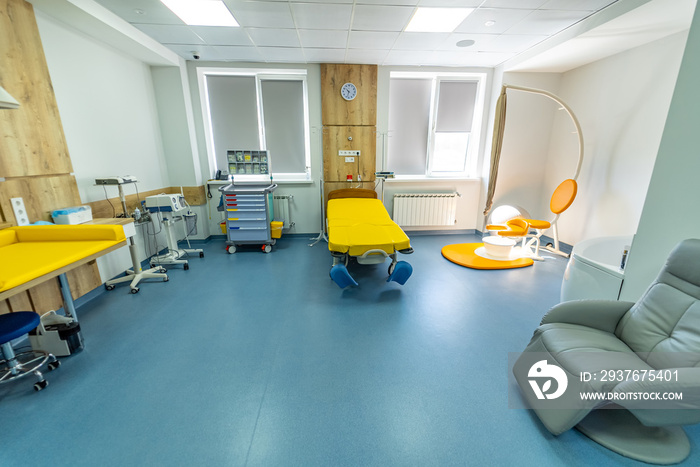 新型轻型妇产医院病房。现代医疗产科病房。