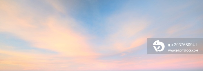风暴过后，湛蓝的天空中闪烁着粉色和金色的云彩。迷人的日落云景。Conc
