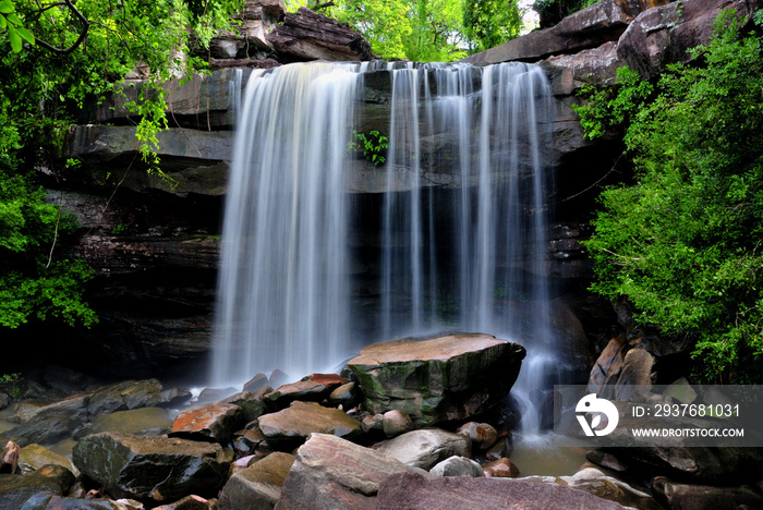 绿色森林中美丽的瀑布通过慢快门速度拍摄，使水看起来更柔和，Thung