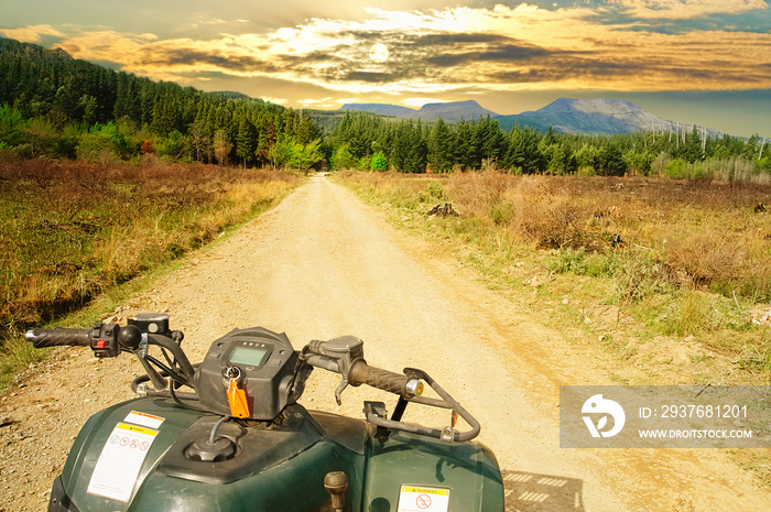 在通往南非霍格斯巴克森林和山脉的路上骑着Quadbike