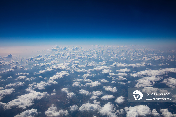 云景背景。从飞机窗口向外观看。