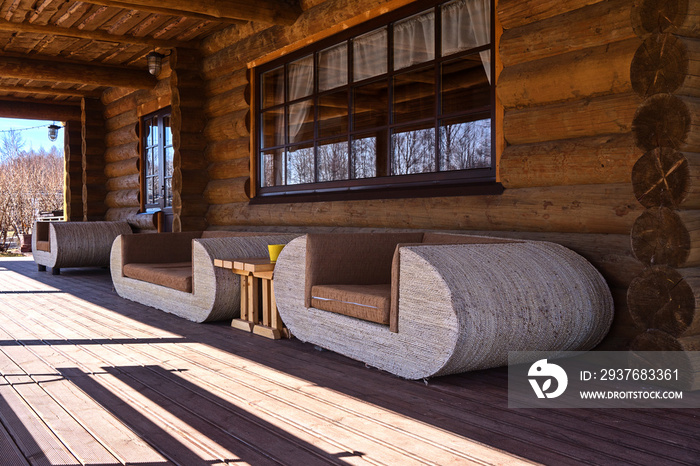 木屋露台上的白色沙发视图。家里的生态设计理念