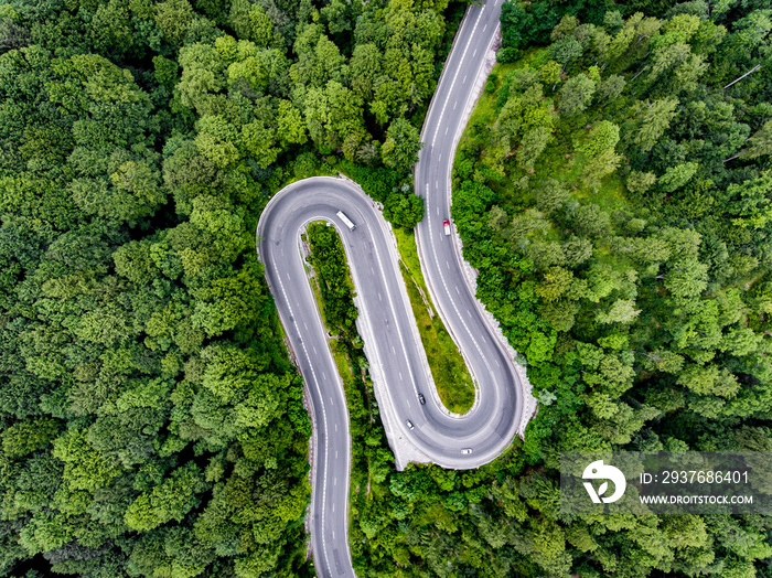 发夹弯蜿蜒的道路穿过森林