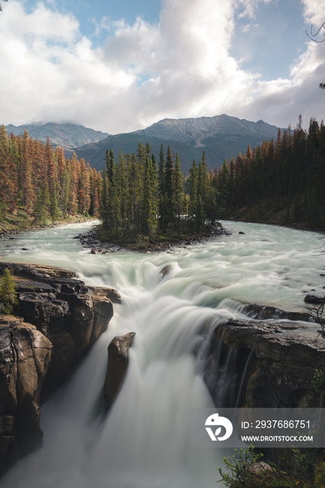 加拿大落基山脉贾斯珀国家公园美丽的桑瓦普塔瀑布，河流交汇