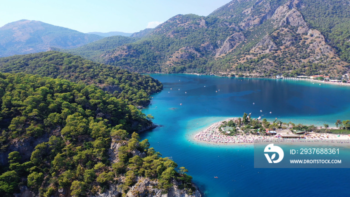 奥卢代尼兹蓝色泻湖。奥卢代尼兹是土耳其西南海岸的一个令人惊叹的海滩。