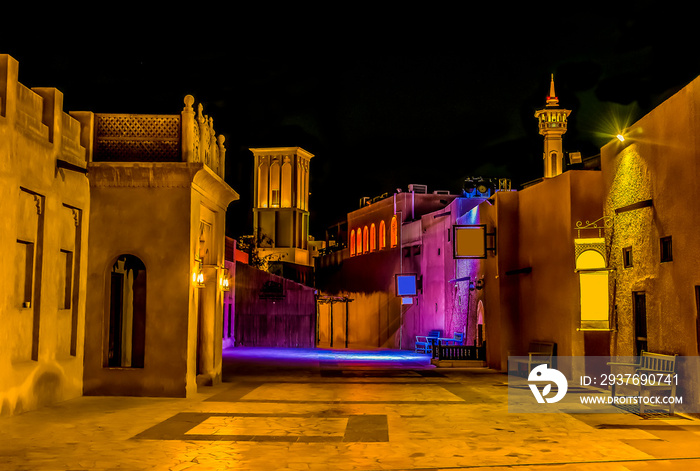 春天，阿联酋迪拜的Al Fahidi区夜晚由霓虹灯照亮