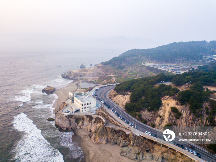 旧金山太平洋空中海滩，巨浪和海岸直达地平线附近