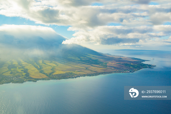 从海洋俯瞰毛伊岛，一座巨大的火山从火山口升起，绝对是史诗般的鸟瞰图