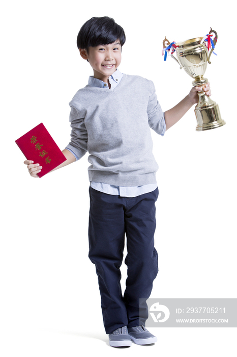 小男孩与奖杯证书