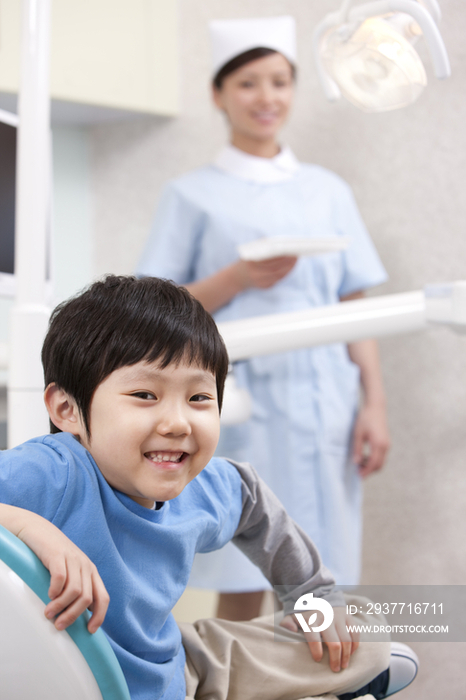 儿童在牙科诊所