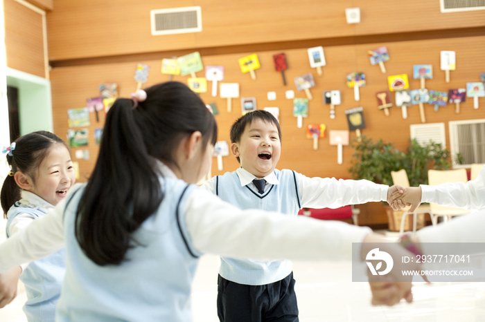 小学生在做游戏