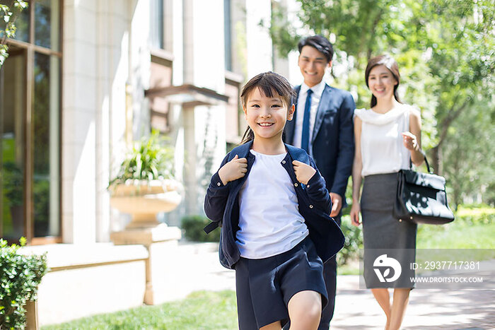 年轻父母送孩子去上学