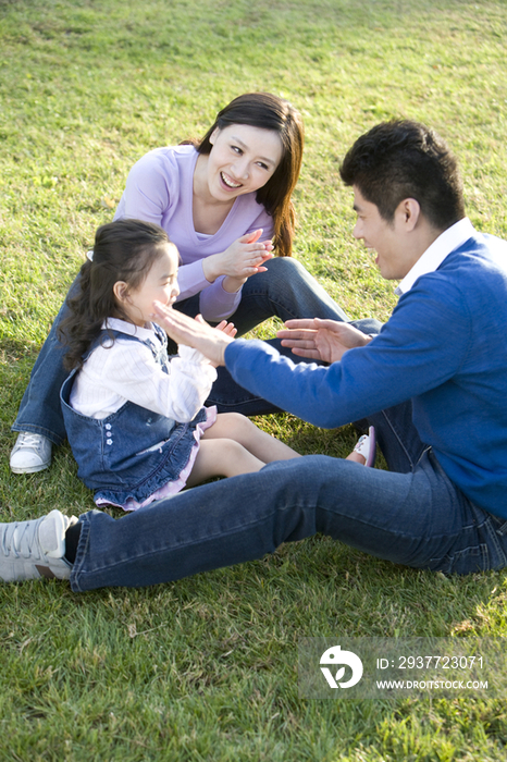 一家人开心的坐在草地上