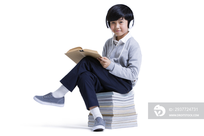 戴耳机的小男孩读书