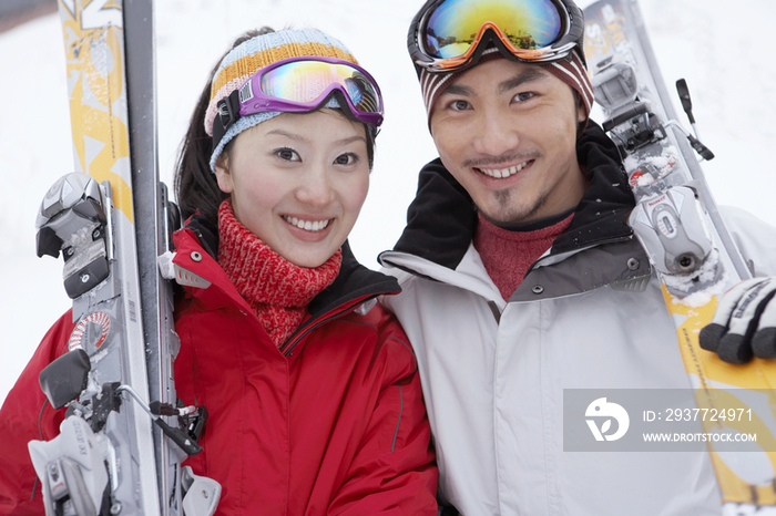 快乐情侣滑雪