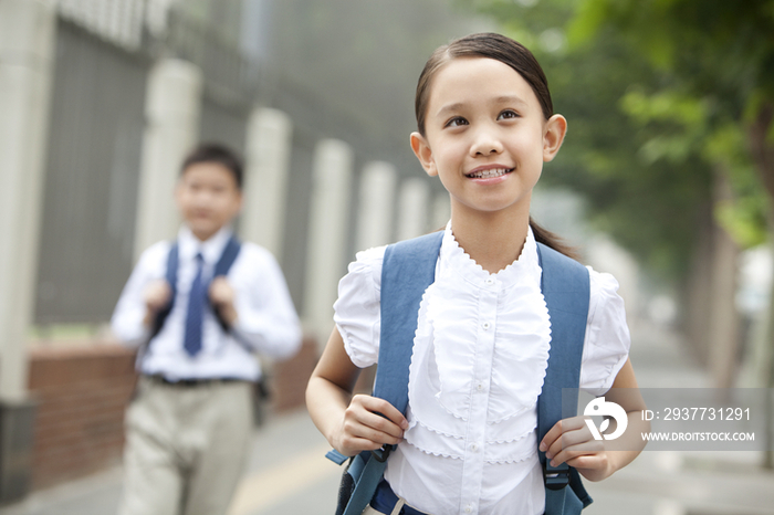 开心的小学生在路上