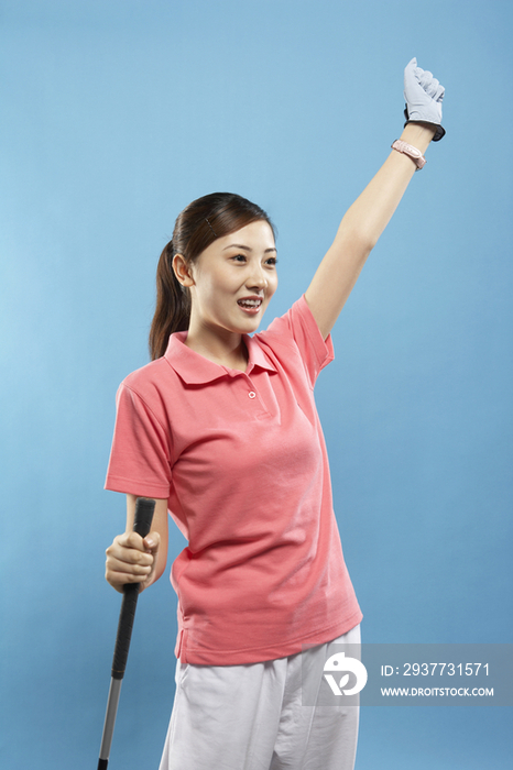 年轻女子打高尔夫