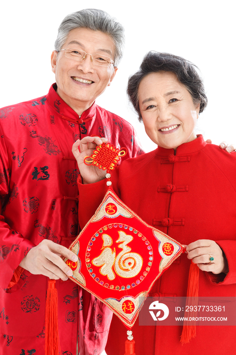 老年夫妇庆祝春节