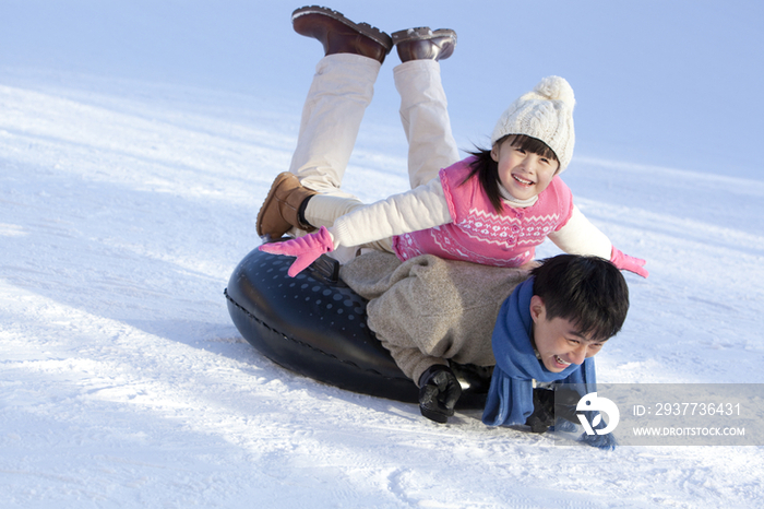 父女在雪地嬉戏