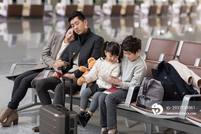 快乐的年轻家庭在机场候机