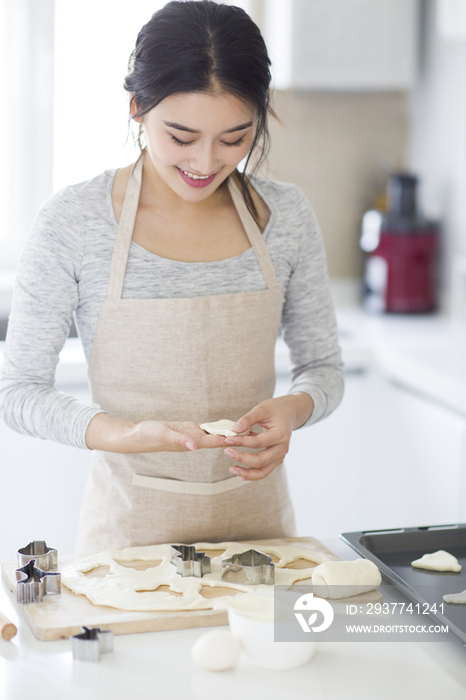 年轻女子在厨房制作饼干