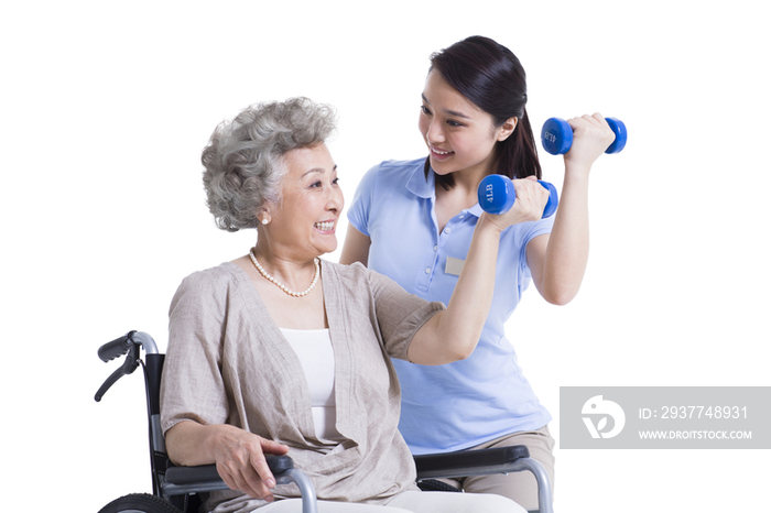 女护工教导老人锻炼
