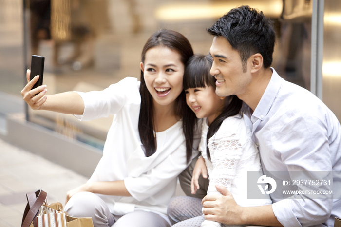 幸福家庭在香港用手机自拍