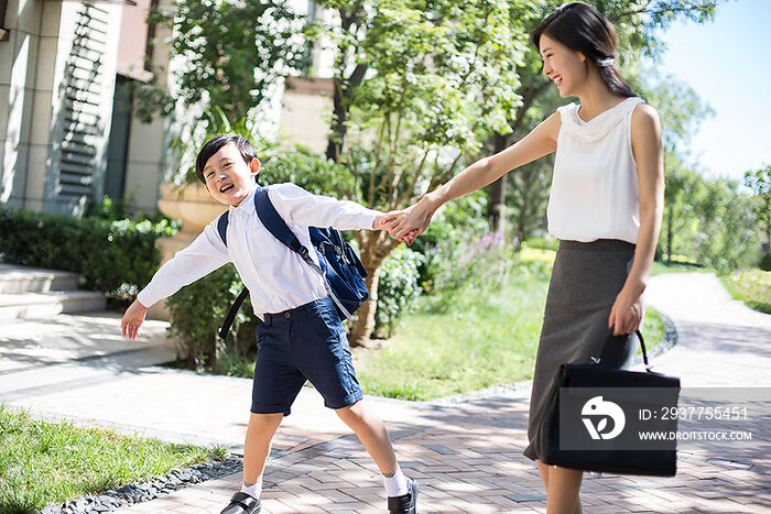 年轻妈妈送孩子去上学