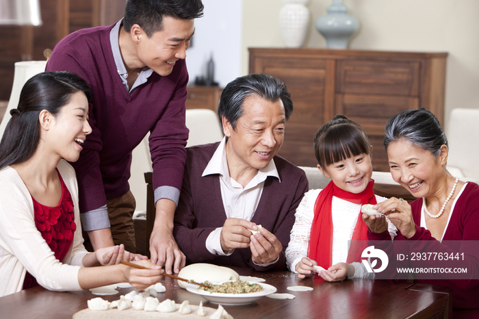 快乐一家人新年包饺子