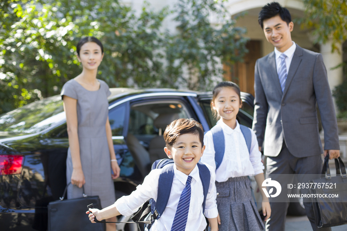 年轻夫妻接孩子放学回家