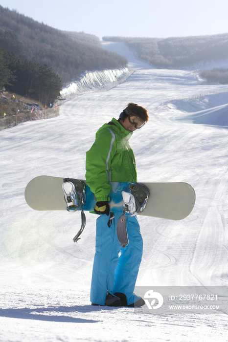滑雪的年轻男子