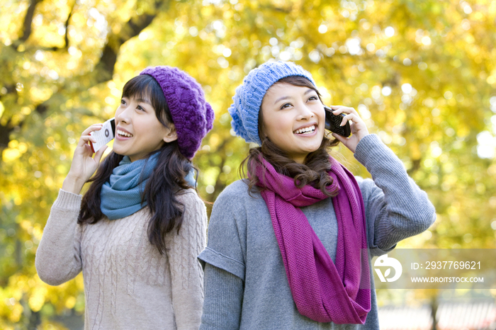 青年女子打电话