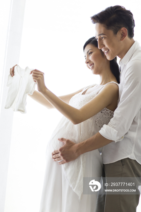 年轻夫妇和婴儿衣服