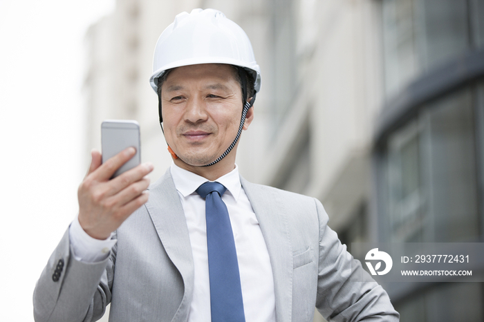 男建筑设计师使用手机