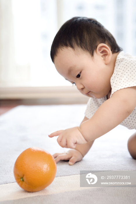 可爱的宝宝玩橘子