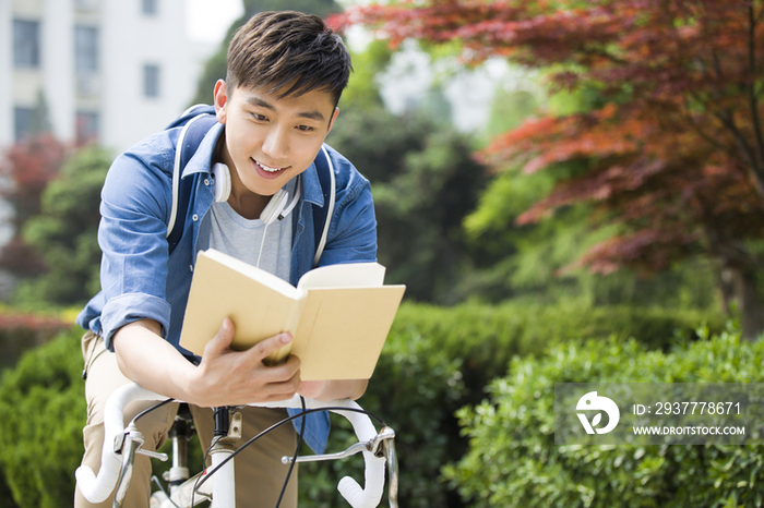 校园里骑单车读书的大学生