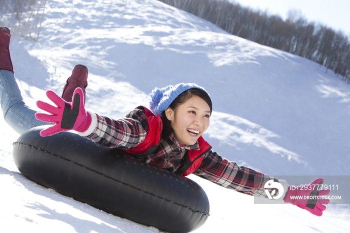 时尚青年女子在滑雪场玩耍