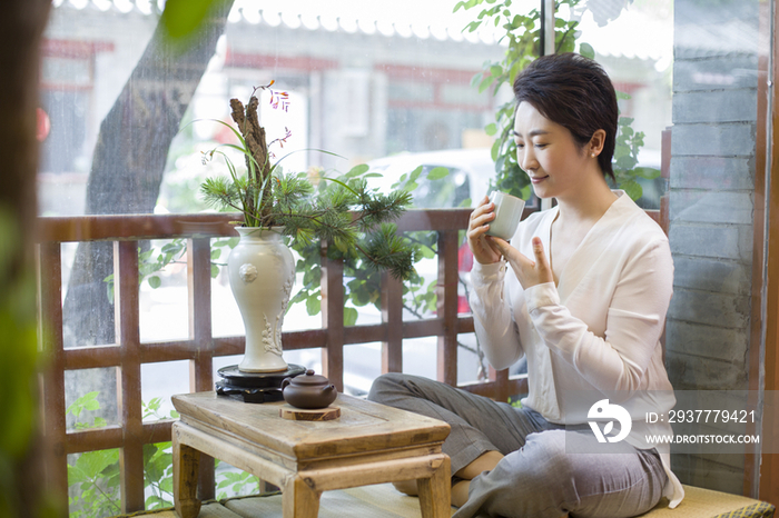 中年女子在茶馆喝茶