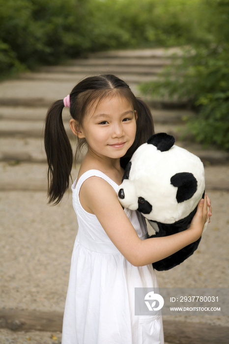 小女孩和玩具熊猫
