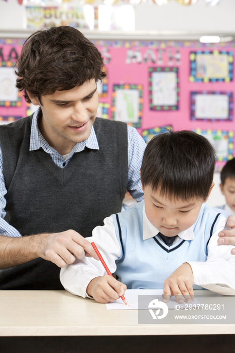 老师在课堂辅导小学生