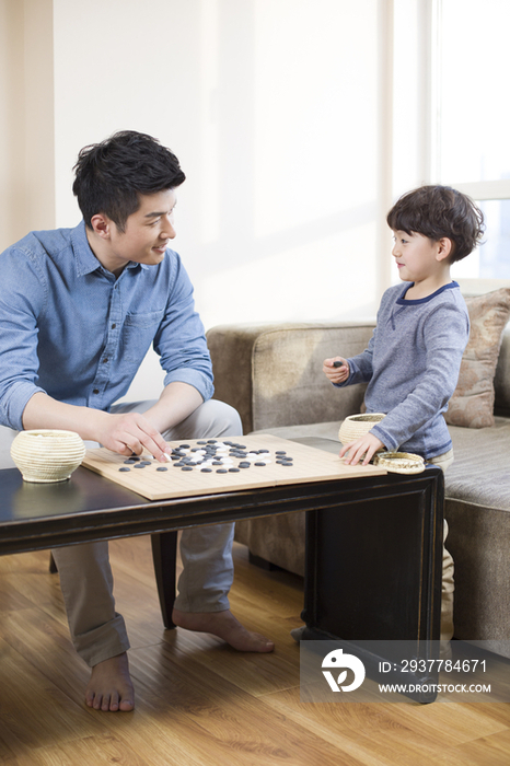 年轻父子下象棋