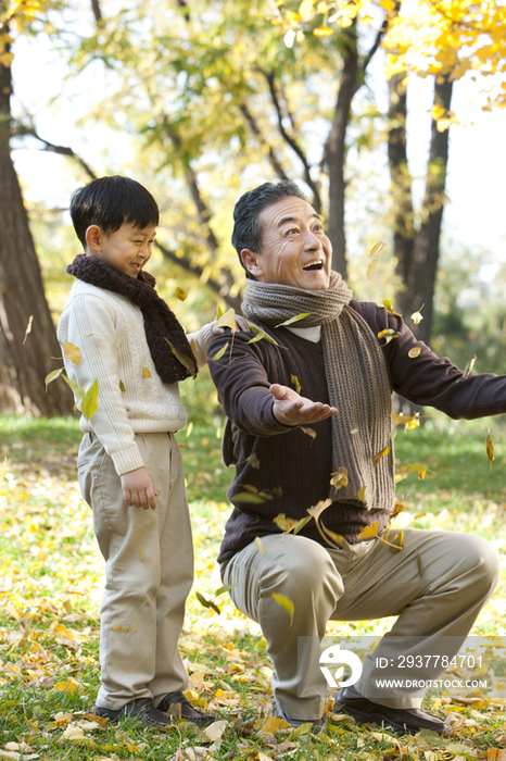 秋日里祖孙在一起玩耍