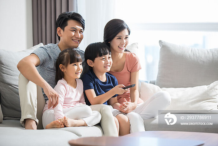 快乐的年轻家庭看电视