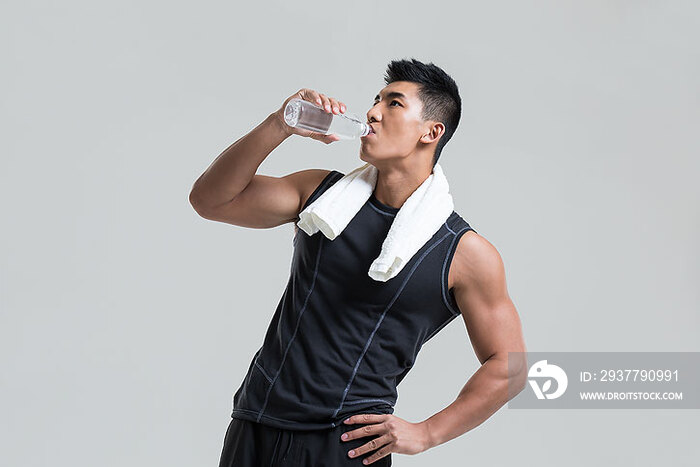 男运动员喝水